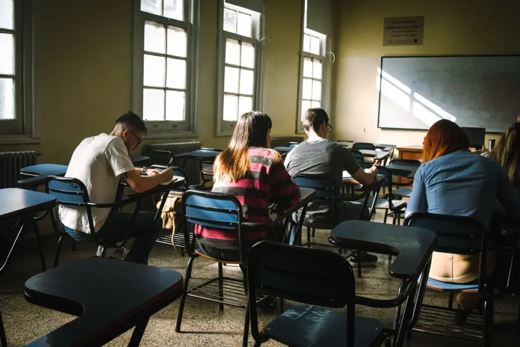 Alumnos adultos tomando apuntes en un aula