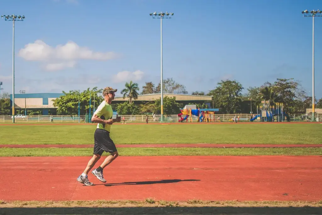 Aspirante corriendo en una pista de atletismo