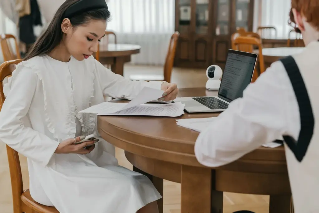 Aspirante revisando su documentación para la oposición