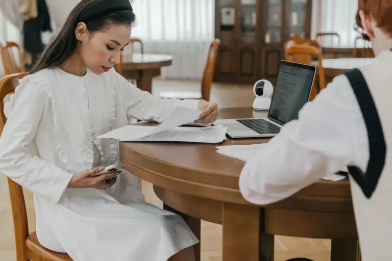 Aspirante revisando su documentación para la oposición