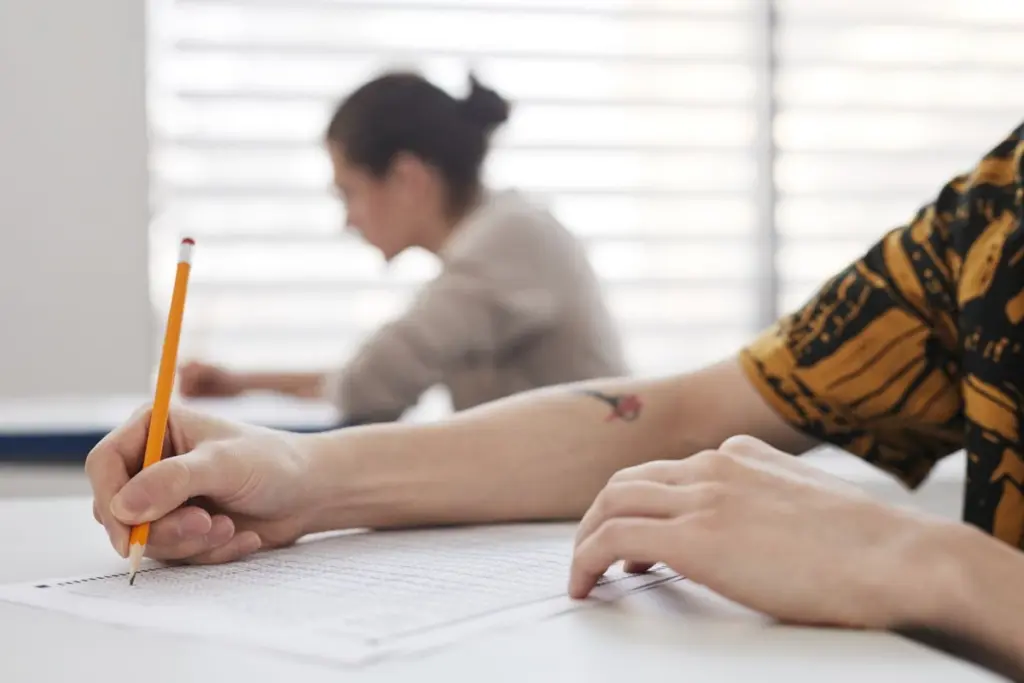 Aspirantes haciendo un examen tipo test en una sala