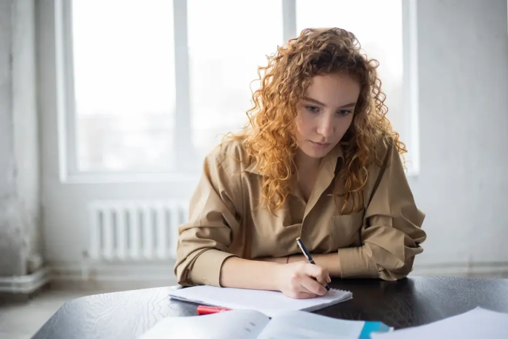Persona estudiando apuntes para una oposición